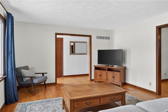 542 Maple Avenue, Smithville, MO 64089