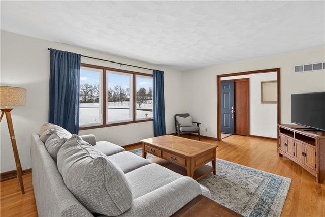 542 Maple Avenue, Smithville, MO 64089