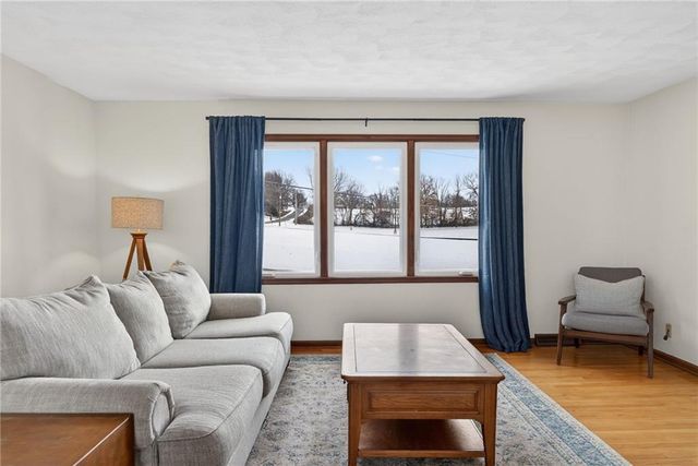 542 Maple Avenue, Smithville, MO 64089