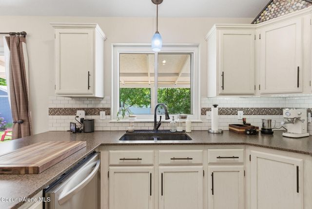 5268 E Woodland DR, Post Falls, ID 83854