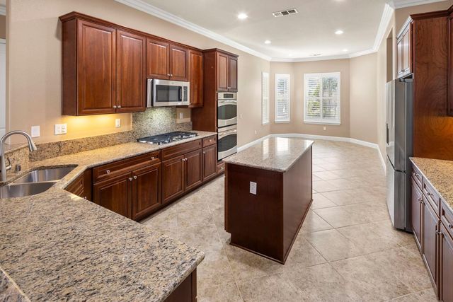 2446 Langtree Dr, Roseville, CA 95747