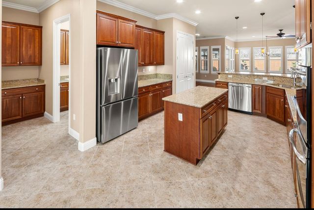 2446 Langtree Dr, Roseville, CA 95747