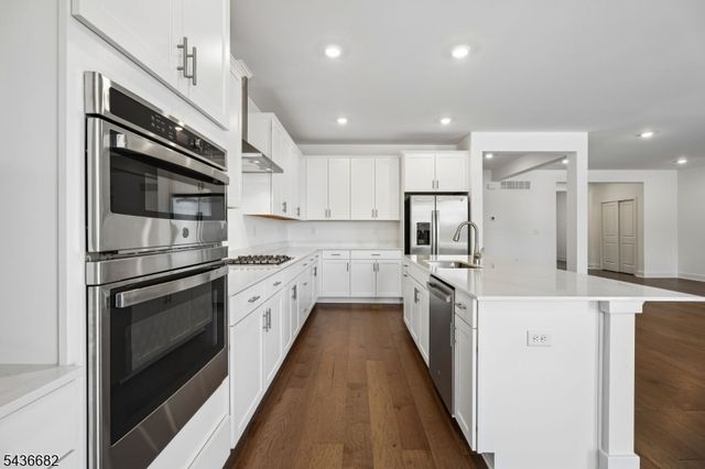 52 Eastwood Ter, East Hanover Twp., NJ 07936