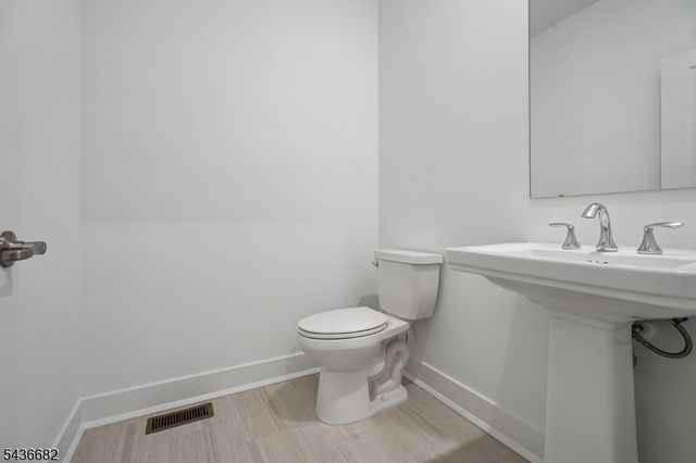 52 Eastwood Ter, East Hanover Twp., NJ 07936