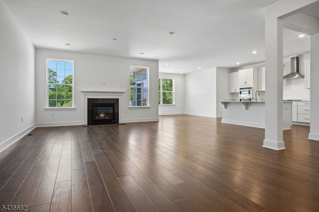 52 Eastwood Ter, East Hanover Twp., NJ 07936