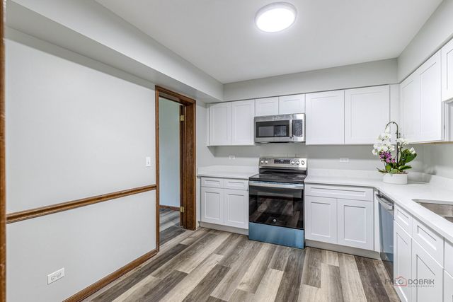 851 Sutton Court, Lincolnshire, IL 60069