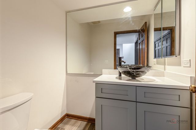 851 Sutton Court, Lincolnshire, IL 60069