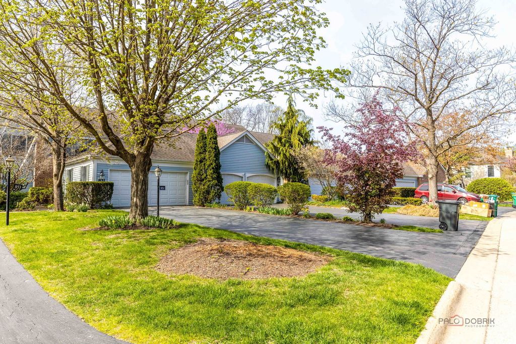 851 Sutton Court, Lincolnshire, IL 60069