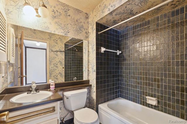 25073 Oakbrooke Drive, Southfield, MI 48033