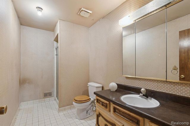 25073 Oakbrooke Drive, Southfield, MI 48033