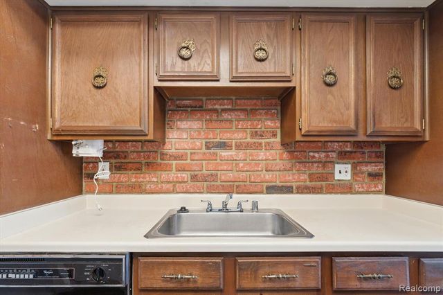 25073 Oakbrooke Drive, Southfield, MI 48033