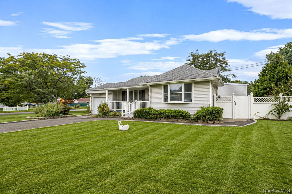 12 Robin Lane, Brentwood, NY 11717 — photo 3