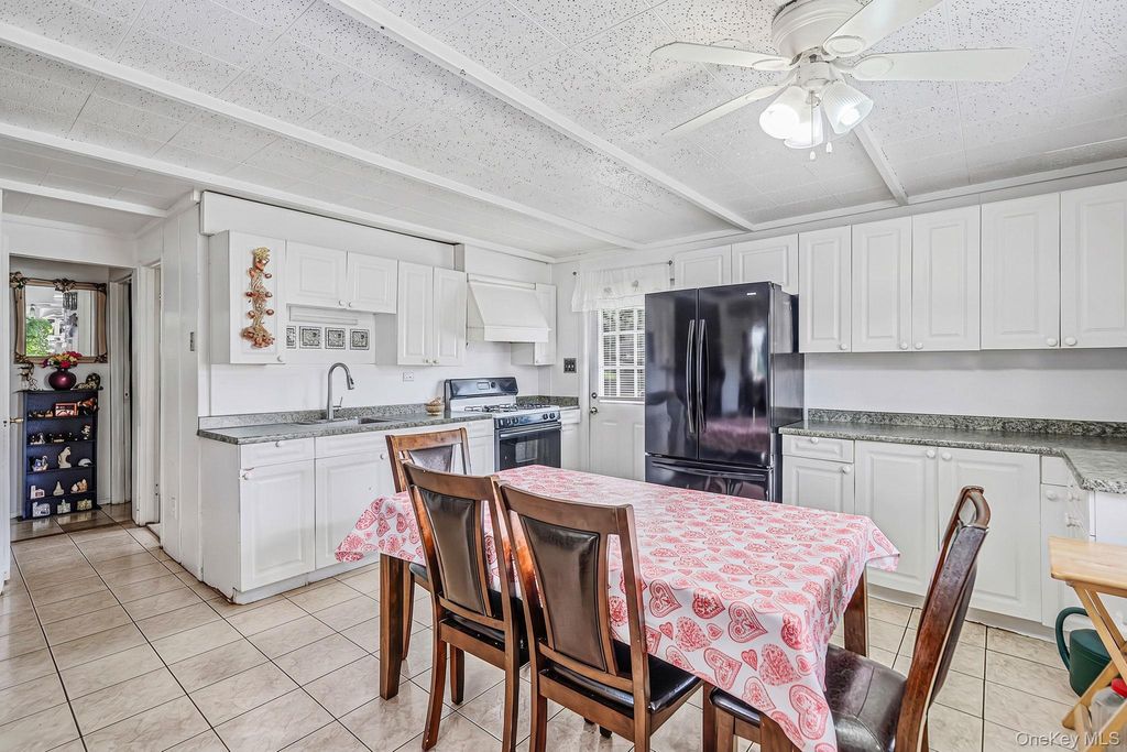 12 Robin Lane, Brentwood, NY 11717 — photo 5