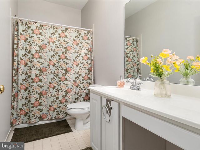 1304 LAKEVIEW DR, Cross Junction, VA 22625