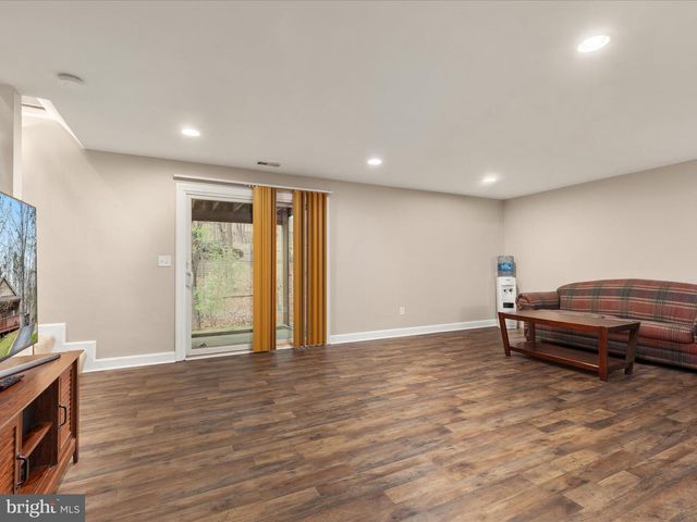 1304 LAKEVIEW DR, Cross Junction, VA 22625