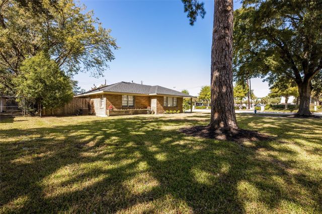 845 Holly Ridge Drive, Houston, TX 77024