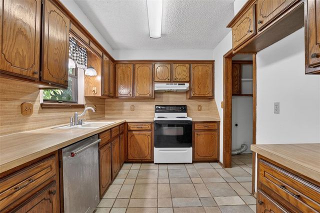644 W Forster Drive, Mustang, OK 73064