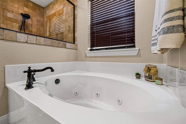 8918 N Longwood Drive, Granbury, TX 76049