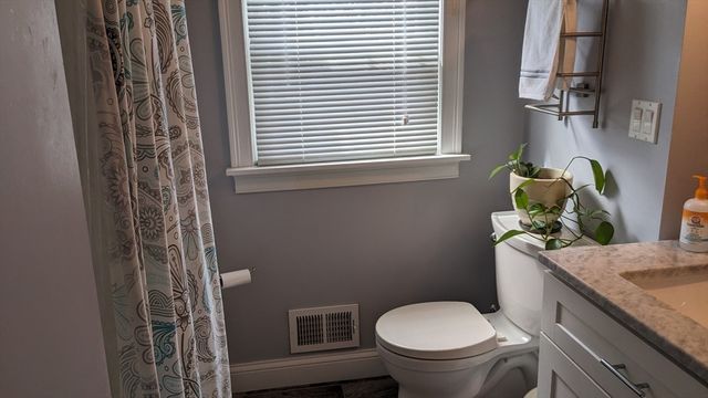 8 Mayfair St, Norwood, MA 02062