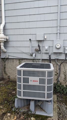 8 Mayfair St, Norwood, MA 02062