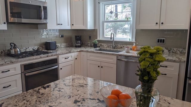 8 Mayfair St, Norwood, MA 02062