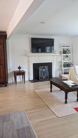 8 Mayfair St, Norwood, MA 02062