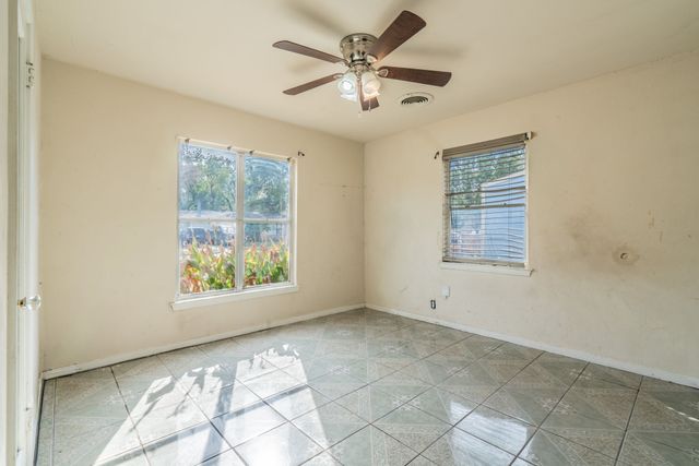 934 Indian Hills Drive, Grand Prairie, TX 75051