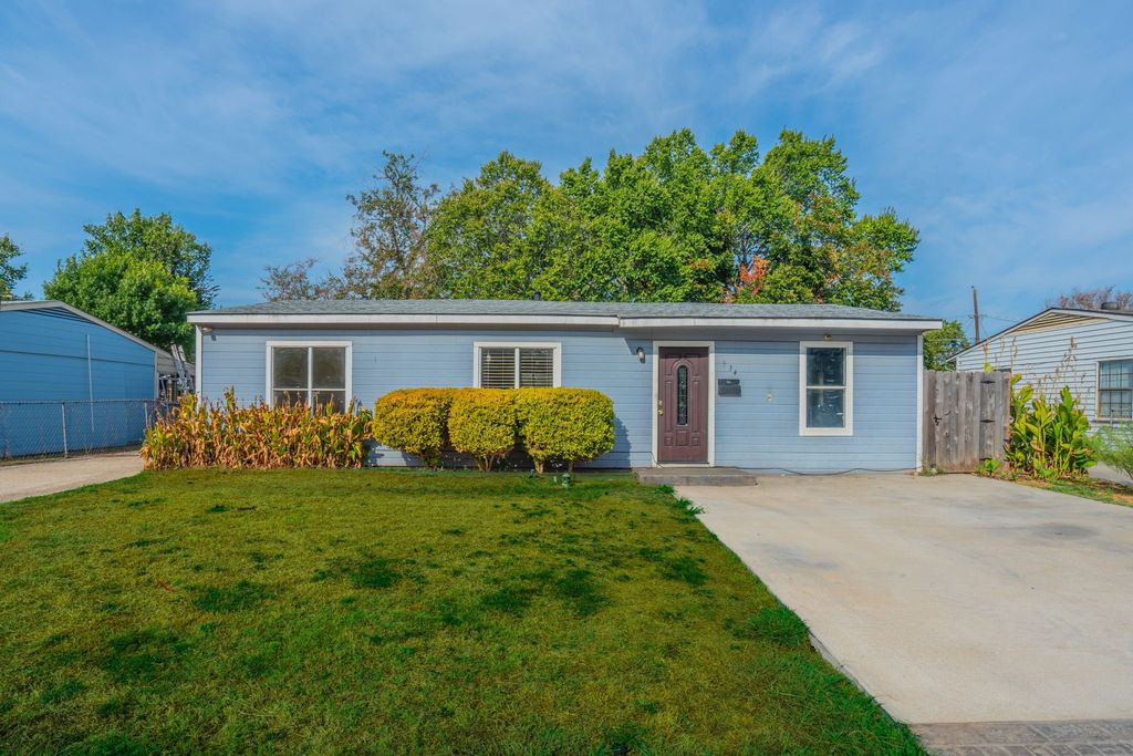 934 Indian Hills Drive, Grand Prairie, TX 75051
