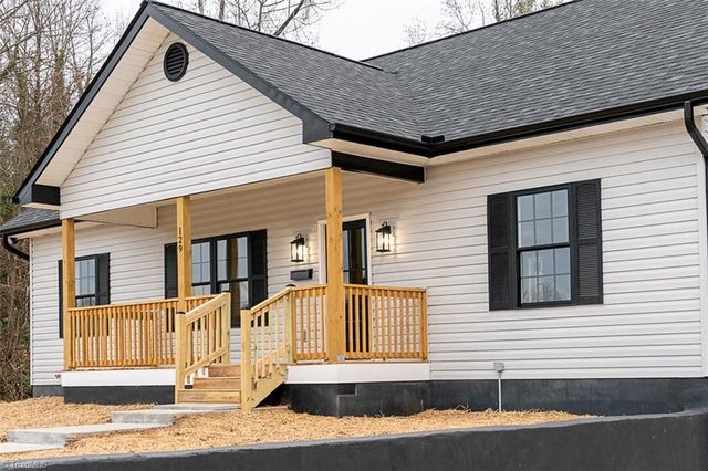 129 E Oakdale Street, Mount Airy, NC 27030