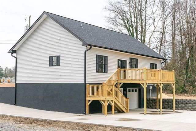 129 E Oakdale Street, Mount Airy, NC 27030