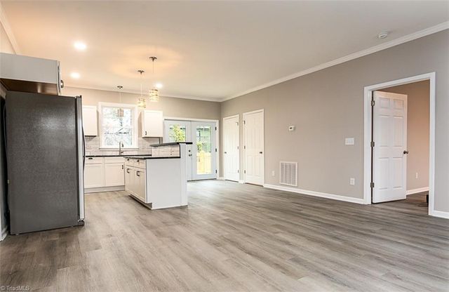 129 E Oakdale Street, Mount Airy, NC 27030