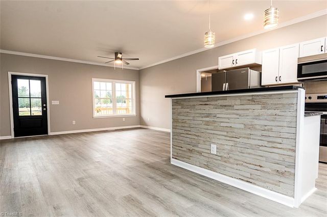 129 E Oakdale Street, Mount Airy, NC 27030