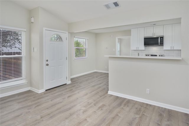 520 Cutty TRL B, Lakeway, TX 78734