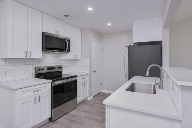 520 Cutty TRL B, Lakeway, TX 78734