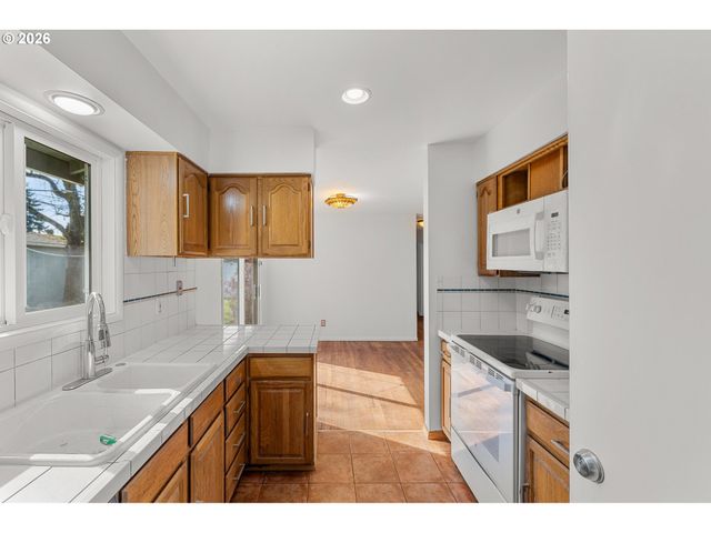 837 Se 169TH Dr, Portland, OR 97233