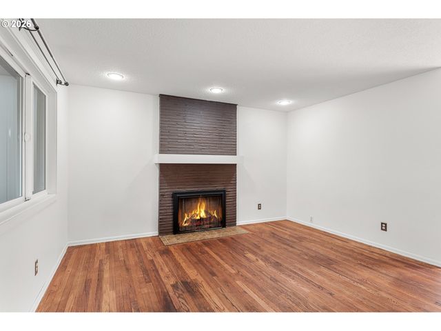 837 Se 169TH Dr, Portland, OR 97233