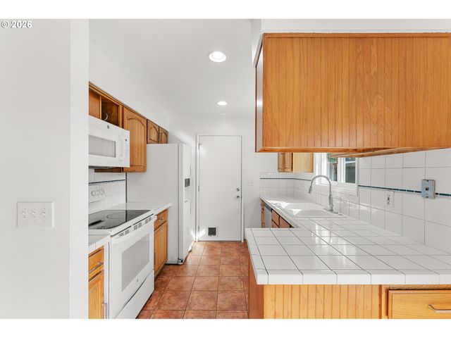 837 Se 169TH Dr, Portland, OR 97233