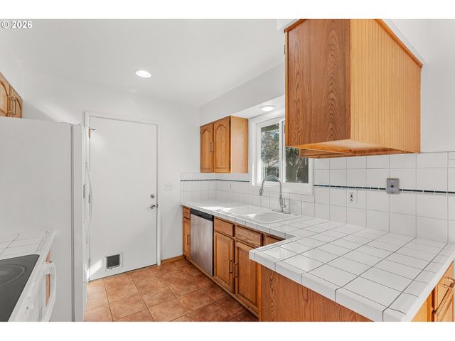 837 Se 169TH Dr, Portland, OR 97233