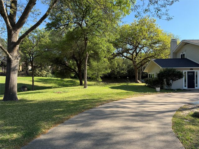 1009 Country Club Road, Ennis, TX 75119