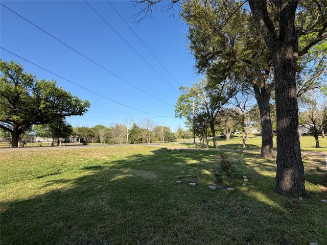 1009 Country Club Road, Ennis, TX 75119