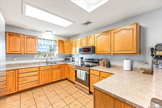 155 COUNTRY GDNS, La Vernia, TX 78121