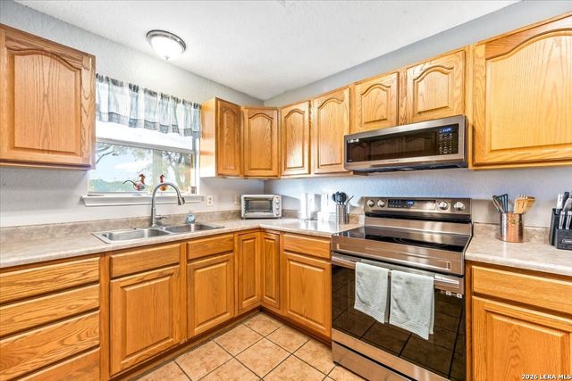 155 COUNTRY GDNS, La Vernia, TX 78121