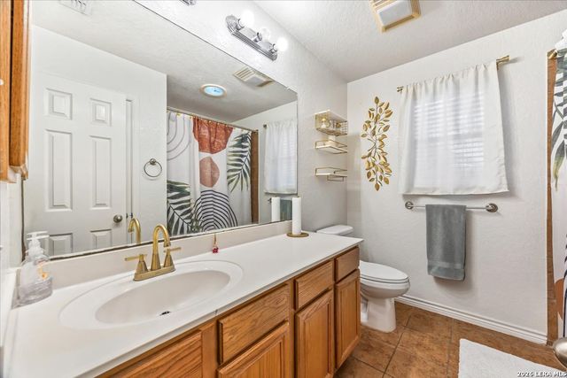 155 COUNTRY GDNS, La Vernia, TX 78121