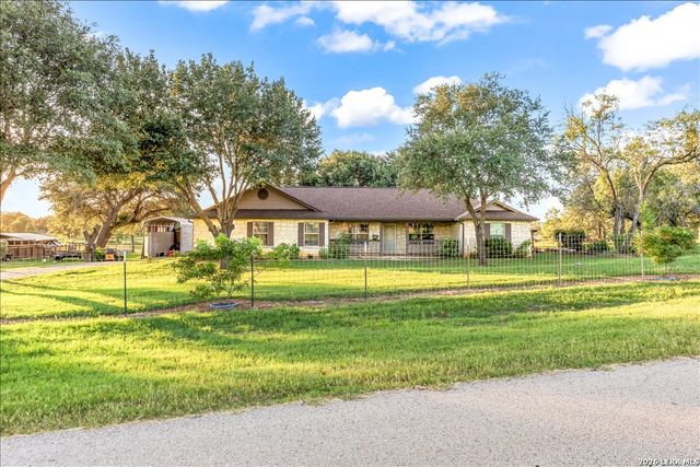 155 COUNTRY GDNS, La Vernia, TX 78121