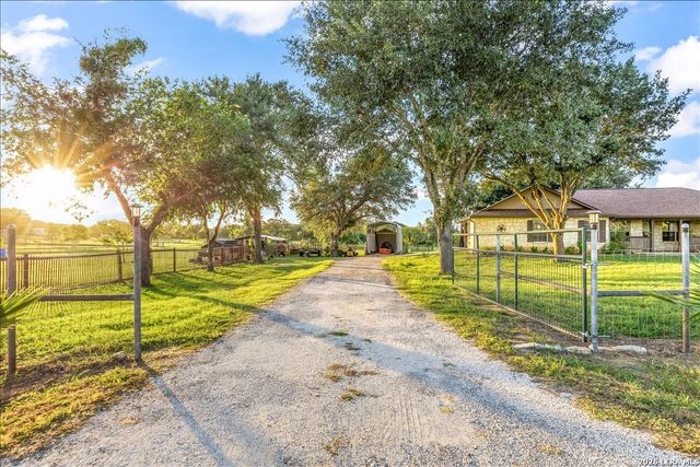 155 COUNTRY GDNS, La Vernia, TX 78121