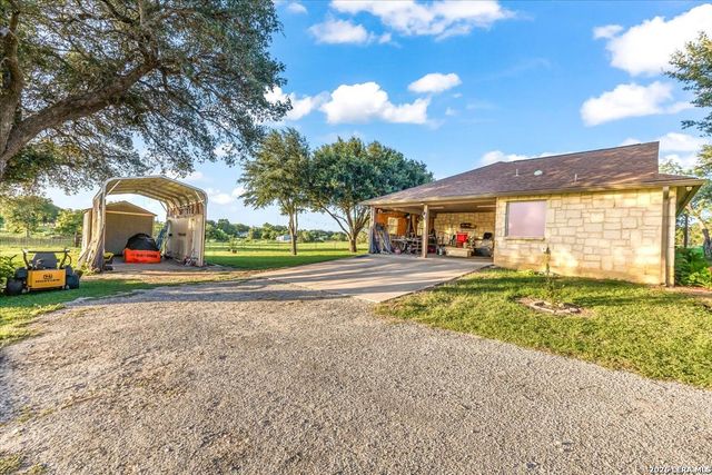 155 COUNTRY GDNS, La Vernia, TX 78121