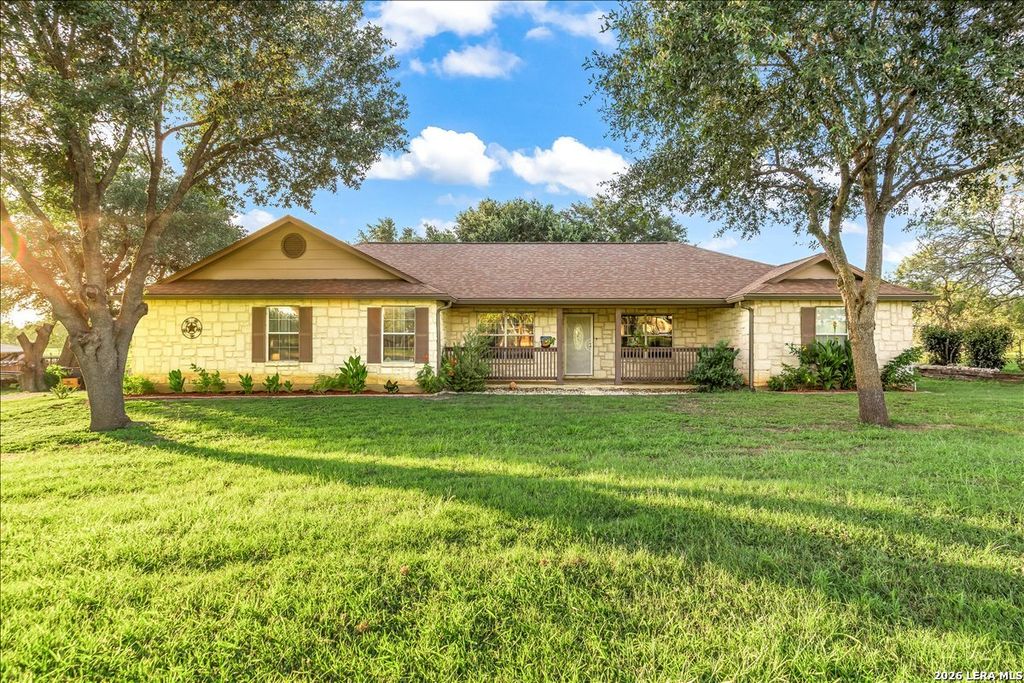 155 COUNTRY GDNS, La Vernia, TX 78121