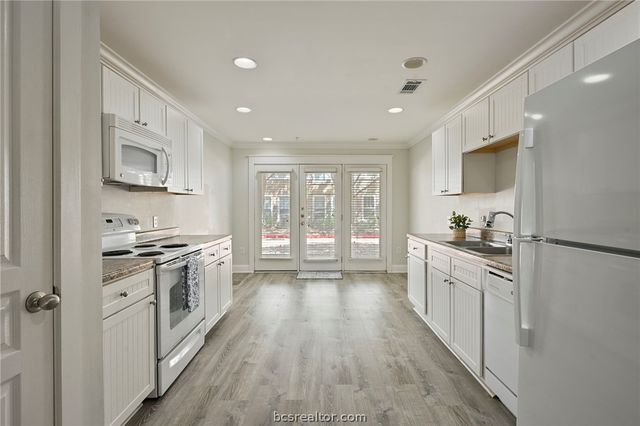 1725 Harvey Mitchell S 1812, College Station, TX 77840