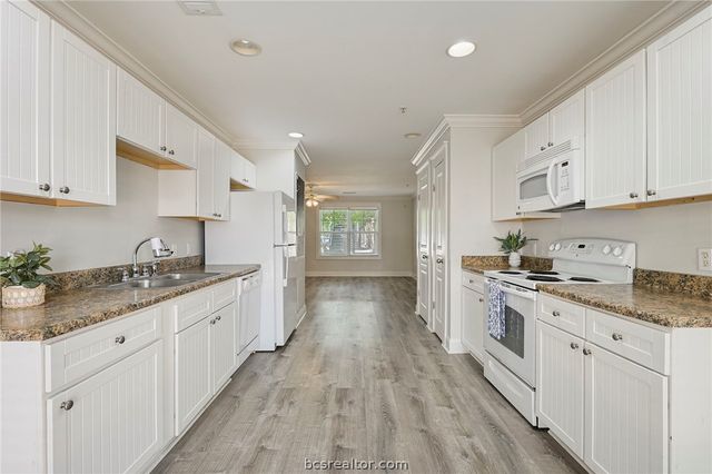 1725 Harvey Mitchell S 1812, College Station, TX 77840