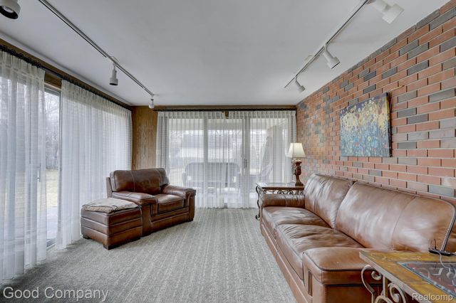 1557 Lochmoor Boulevard, Grosse Pointe, MI 48236